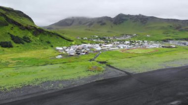 Güney İzlanda 'da Vik yakınlarındaki Vikurfjara kara kumsal manzarası