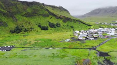 Güney İzlanda 'da Vik yakınlarındaki Vikurfjara kara kumsal manzarası