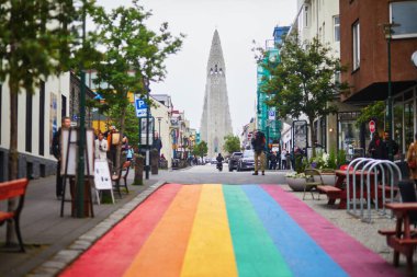 REYKJAVIK, ICELAND - 12 Temmuz 2024: Reykjavik, İzlanda 'da Gökkuşağı Caddesi' nde yürüyen insanlar