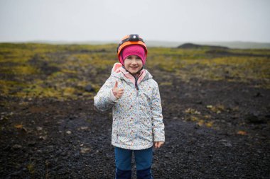 Sevgili anaokulu kızı İzlanda 'daki lav tünellerini keşfetmeye hazır.