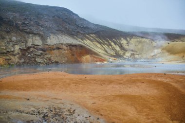 İzlanda 'daki Krisuvik-Seltun Jeotermal Kaplıcaları bölgesinde faal fümerollerden dolayı renkli toprak