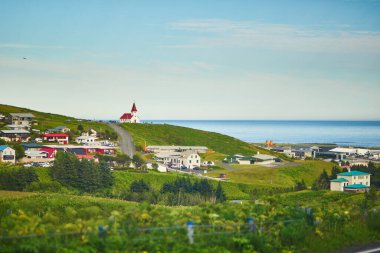 Vikurkirkja kilisesiyle Vik köyünün manzarası, Güney İzlanda