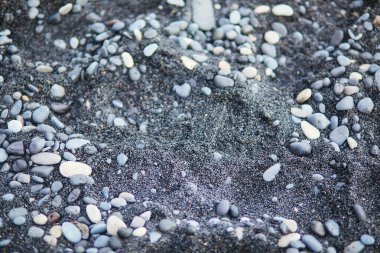 Güney İzlanda 'da Vik yakınlarındaki Reynisfjara siyah kumsalında siyah kumlara yakın.
