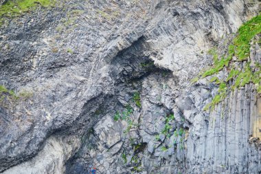 Reynisfjara 'daki bazalt kaya oluşumları İzlanda' daki Vik yakınlarında Kara Kum plajı.