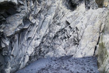 Reynisfjara 'daki bazalt kaya oluşumları İzlanda' daki Vik yakınlarında Kara Kum plajı.