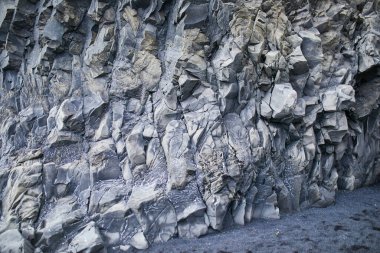 Reynisfjara 'daki bazalt kaya oluşumları İzlanda' daki Vik yakınlarında Kara Kum plajı.