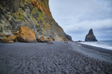 Reynisfjara 'daki bazalt kaya oluşumları İzlanda' daki Vik yakınlarında Kara Kum plajı.