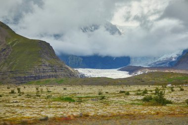 İzlanda 'daki siyah volkanik dağlar ve Vatnajokull (Vatna Buzulu) manzarası