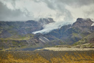 İzlanda 'daki siyah volkanik dağlar ve Vatnajokull (Vatna Buzulu) manzarası