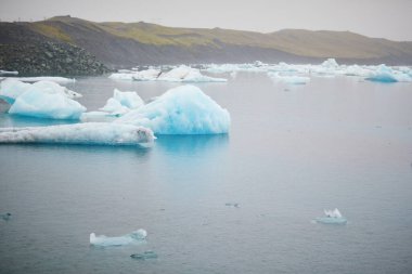 Güney İzlanda 'daki Jokulsarlon buzulunda yüzen buz tabakası