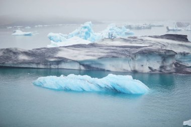 Güney İzlanda 'daki Jokulsarlon buzulunda yüzen buz tabakası