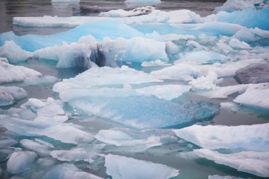 Güney İzlanda 'daki Jokulsarlon buzulunda yüzen buz tabakası