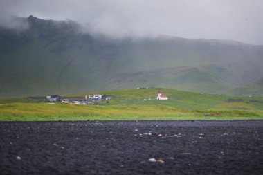 Güney İzlanda, Vik 'teki Vikurfjara kara kumsal manzarası