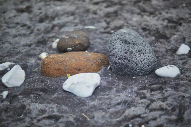 Güney İzlanda 'da Vik yakınlarındaki Reynisfjara siyah kumsalında siyah kumlara yakın.