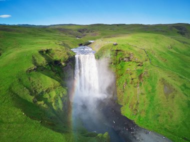 İzlanda 'nın en büyük şelalelerinden biri olan Skogafoss' un hava manzarası.