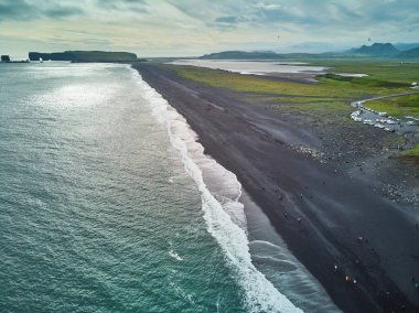 Reynisfjara 'nın güney İzlanda' daki Vik yakınlarındaki kara kumsal manzarası.