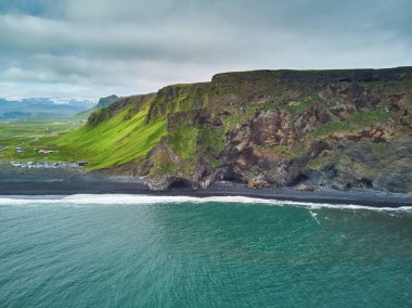 Reynisfjara 'nın güney İzlanda' daki Vik yakınlarındaki kara kumsal manzarası.