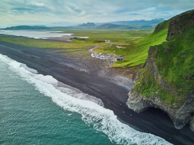 Reynisfjara 'nın güney İzlanda' daki Vik yakınlarındaki kara kumsal manzarası.