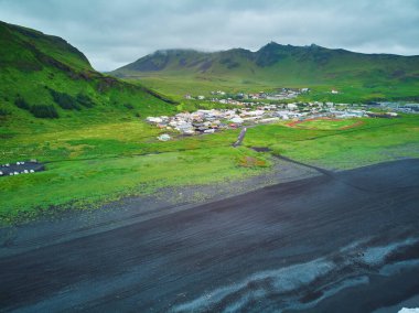 Güney İzlanda 'da Vik yakınlarındaki Vikurfjara kara kumsal manzarası