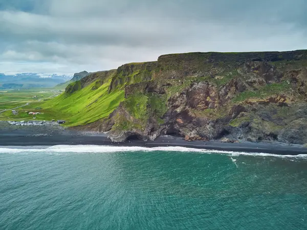 Reynisfjara 'nın güney İzlanda' daki Vik yakınlarındaki kara kumsal manzarası.