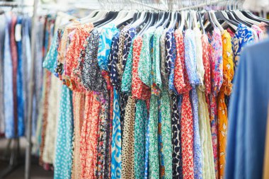 Fransa 'da, Paris' te bir sokak pazarında elbiselerle dolaşmak.