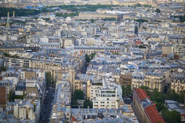 Paris, Fransa 'nın Eyfel Kulesi' nden görüldüğü hava manzarası.