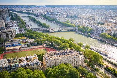 Bir-Hakeim köprüsü, üzerinde metro trenleri ve Paris, Fransa 'da turistik tekneler olan Seine nehrinin havadan manzarası..