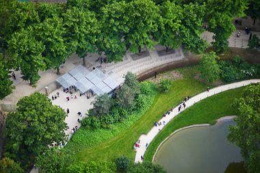 Paris, Fransa 'daki Eyfel Kulesi' nin yakınındaki Mars meydanında çimde oturup piknik yapan insanların havadan görüntüsü..