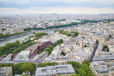 Paris, Fransa 'nın Eyfel Kulesi' nden görüldüğü hava manzarası.