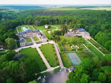 Breteuil Şatosu 'nun Paris yakınlarındaki Choisel' deki hava aracı görüntüsü.