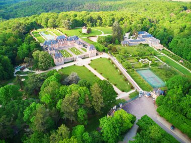 Breteuil Şatosu 'nun Paris yakınlarındaki Choisel' deki hava aracı görüntüsü.