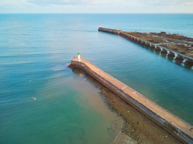 Vendee departmanından Les Sables D0lonne 'daki deniz fenerinin insansız hava aracı görüntüsü, Pays de la Loire, Fransa