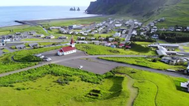Vik, Güney İzlanda 'daki Vikurkirkja kilisesinin hava manzarası