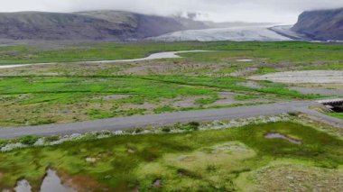 Siyah volkanik dağların ve İzlanda 'daki Vatnajokull Vatna buzulunun hava manzarası