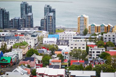 Sisli ve yağmurlu bir yaz gününde Reykjavik, İzlanda 'nın hava manzarası