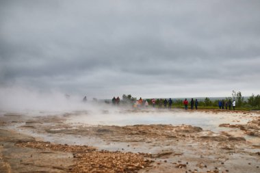 İzlanda 'da sisli bir yağmurlu günde patlamalar arasındaki ünlü Strokkur gayzeri