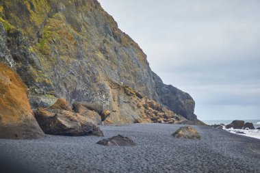 Reynisfjara 'daki bazalt kaya oluşumları İzlanda' daki Vik yakınlarında Kara Kum plajı.