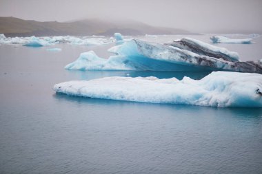 Güney İzlanda 'daki Jokulsarlon buzulunda yüzen buz tabakası