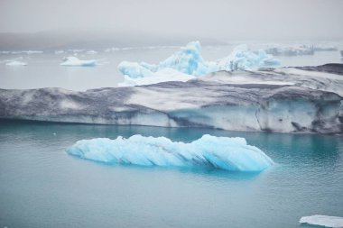 Güney İzlanda 'daki Jokulsarlon buzulunda yüzen buz tabakası