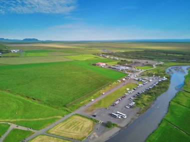 İzlanda 'nın en büyük şelalelerinden biri olan Skogafoss yakınlarındaki otopark manzaralı.