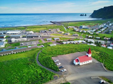 Vik, Güney İzlanda 'daki Vikurkirkja kilisesinin hava manzarası