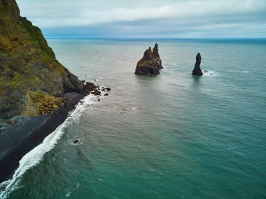 Reynisfjara 'nın güney İzlanda' daki Vik yakınlarındaki kara kumsal manzarası.