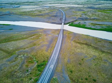 İzlanda 'da Vatnajokull buzulu yakınlarındaki 1 numaralı yoldaki arabaların hava manzarası.