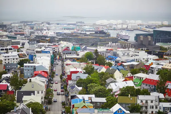 Sisli ve yağmurlu bir yaz gününde Reykjavik, İzlanda 'nın hava manzarası
