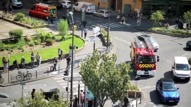 VANVES, FRANCE - 9 Nisan 2025: Vanves caddesinde, Paris 'in banliyösünde büyük bir yangında çalışan itfaiyeciler