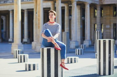 Güzel stil sahibi genç bir kadın Paris, Fransa 'da gününün tadını çıkarıyor.
