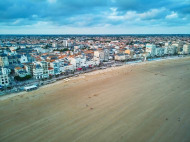 Vendee departmanının Les Sables d '0lonne' daki kumsal görüntüsü, Pays de la Loire, Fransa