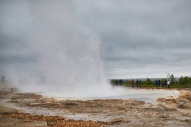 İzlanda 'da sisli bir yağmurda püsküren ünlü Strokkur gayzeri