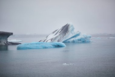 Güney İzlanda 'daki Jokulsarlon buzulunda yüzen buz tabakası