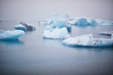 Güney İzlanda 'daki Jokulsarlon buzulunda yüzen buz tabakası